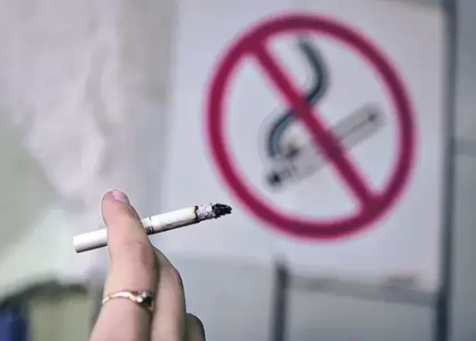 επιτρέπεται το κάπνισμα στην είσοδο